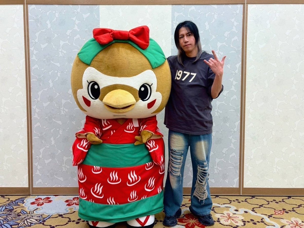 Garden_Isobe's tweet photo. ミュージシャンの石月努様。
ファンクラブイベントのご旅行で磯部ガーデンにご宿泊されました!!
おちゅんと一緒に記念写真も撮ってくださいました!!
ぜひまた、遊びにいらしてください!!お待ちしています!!

#石月努　#FCイベント旅行　#磯部ガーデン　#おちゅん https://t.co/jpfsvFyADG