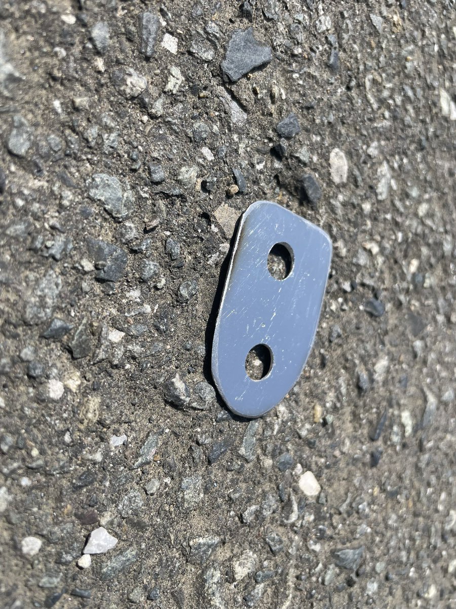 cbr_like's tweet image. こんな金具作って、シート下げてみた。
家にある材料使って、1時間程度で完成❗️
座る位置下がっただけで、ハンドリングがすごい変わってびっくり‼️
#ultrabee
#ウルトラビー