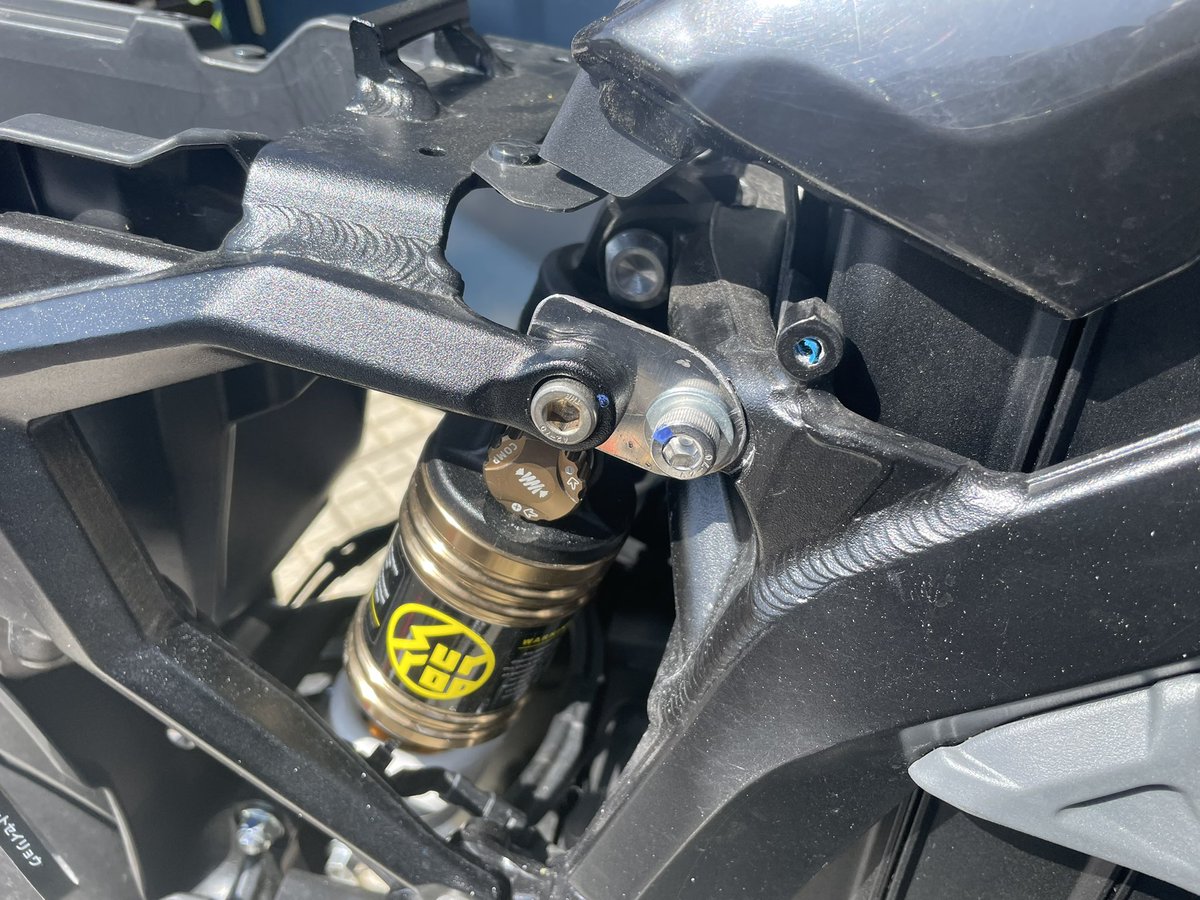 cbr_like's tweet image. こんな金具作って、シート下げてみた。
家にある材料使って、1時間程度で完成❗️
座る位置下がっただけで、ハンドリングがすごい変わってびっくり‼️
#ultrabee
#ウルトラビー