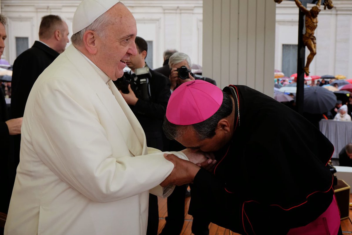 Ha partido a la casa del Padre el Papa Francisco.

Lo recordaré siempre con esa sonrisa con la que me recibió en las dos últimas visitas Ad Limina que realicé a la Santa Sede.

Descanse en paz, Francisco, el Papa de grandes y fuertes raíces. 

#PapaFrancisco