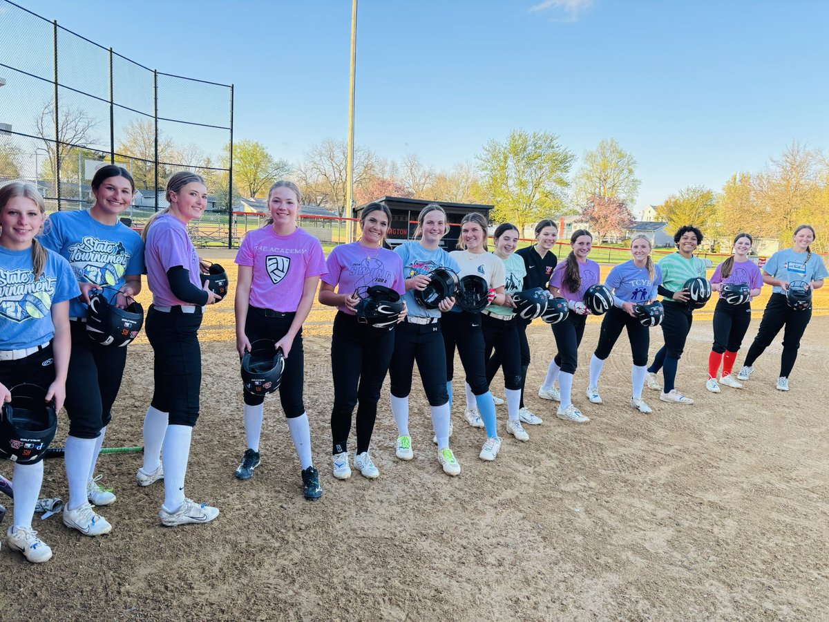 WCHS_308sball's tweet photo. ✅Annual Pastel Theme practice

🎉Birthday surprise for Coach Baele

🐰Team Egg Hunt
🏆Kami Barth collected the most eggs

🐣Devon Mlekush wins the Break the Egg Challenge https://t.co/JCB8xDKFp0