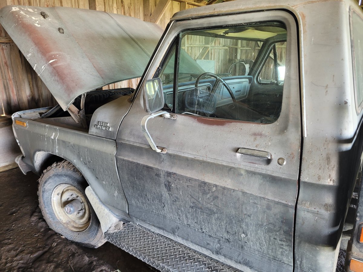 softtosslefty's tweet image. Been on a run of old cars and trucks lately. Young lady I work with just started renting an old farm place. She invited wife and I over. I of course started wandering around. They look ugly but a little work could make them beautiful.