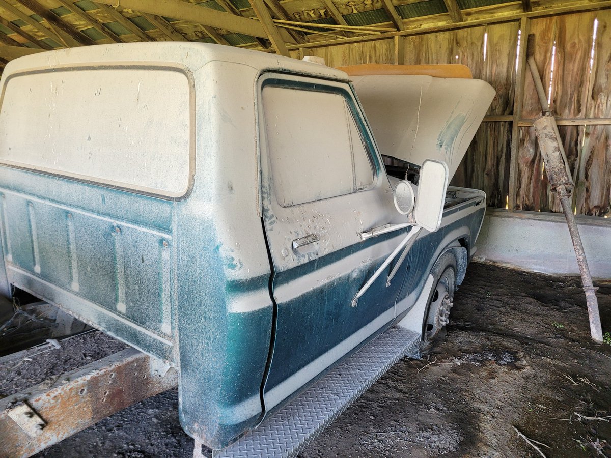 softtosslefty's tweet image. Been on a run of old cars and trucks lately. Young lady I work with just started renting an old farm place. She invited wife and I over. I of course started wandering around. They look ugly but a little work could make them beautiful.