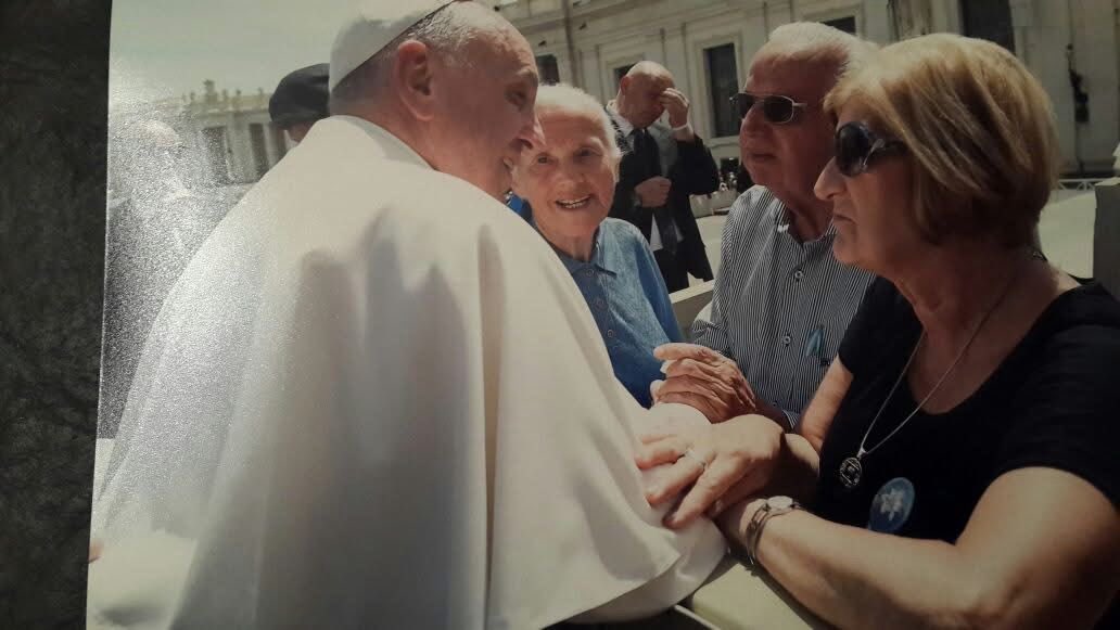 12delasantacruz's tweet photo. Hoy el mundo es un poco más injusto, sin las palabras y la acción del Papa Francisco, defendiendo a los desamparados de la tierra y luchando por la justicia social.
Honremos su memoria “Haciendo lío” como él nos pedía para defender nuestros derechos y cuidar la Casa de Todos. https://t.co/2w3duYn2WA