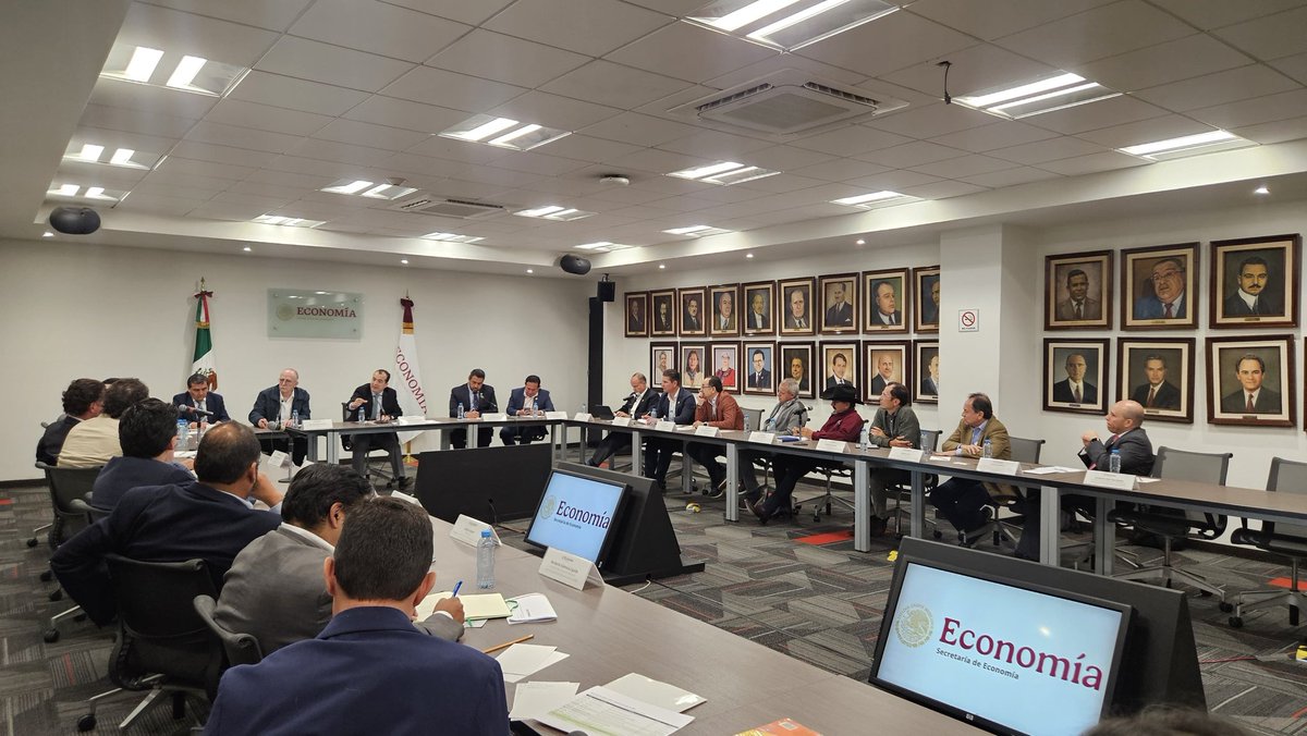 Por instrucción de la presidenta <a href="/Claudiashein/">Claudia Sheinbaum Pardo</a> me reuní con el subsecretario de Comercio Exterior <a href="/LuisRosendo_/">Luis Rosendo Gutiérrez</a> y con los representantes de los productores y exportadores de tomate/jitomate, para coordinar acciones en defensa de nuestras exportaciones a Estados Unidos.