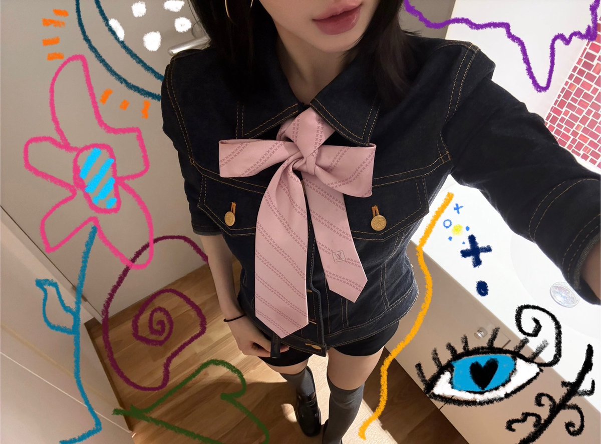 pump4yunjin's tweet photo. these types of as4 pics 😵‍💫😵‍💫 she knows what she's doing those lips are triggering me 🥵 https://t.co/ouRBSVBMiG