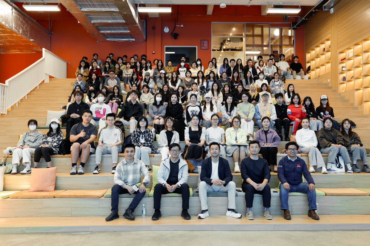 BNU_SFD's tweet image. Zhuhai, March 22 📘🍥🇨🇳Design Transforming China: Professor Wang Min’s Lecture Highlights 45 Years of Chinese Design Innovation #lecture2025