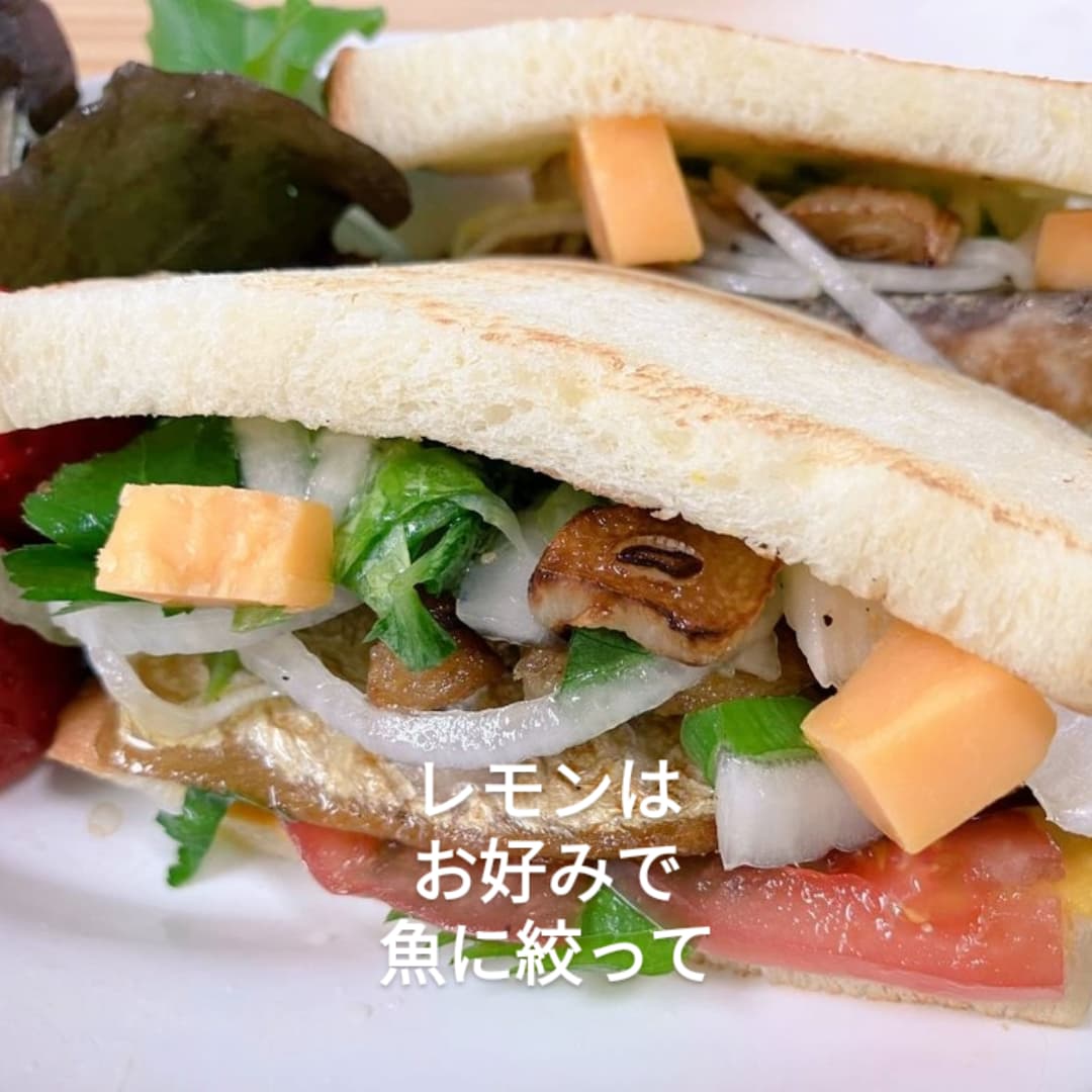 newtoyoken's tweet photo. 今日からFishサンドイッチ（ヤズもしくは鯵編）
自家製手捏ねパンのトーストにカリッと焼いたお魚＆香味野菜。
パンにはマスタードとバターを塗って
チェダーチーズも入れます。
りんご酢蜂蜜ドレッシングで和えた野菜とお魚は相性抜群
パン好きさん、いかがでしょうか🧑‍🍳
画家は試作でサラダも乗ります https://t.co/qGdeSX4TWY