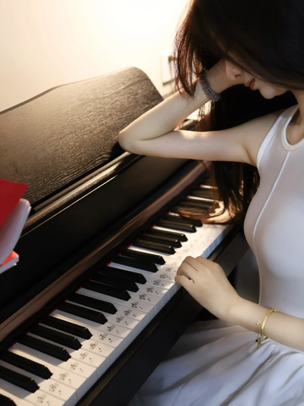medeirostutu's tweet photo. ピアノは人生のようなもので、決して完成することのない小さな曲です。私たちはすべてのメモを真剣に受け止めなければなりません。ピアノの音を心で感じ、人生を心で感じてみましょう。
#癒しのピアノ音楽
#ピアノ演奏
＃毎日
#人生の小さな断片 https://t.co/0ojyTsQgzP