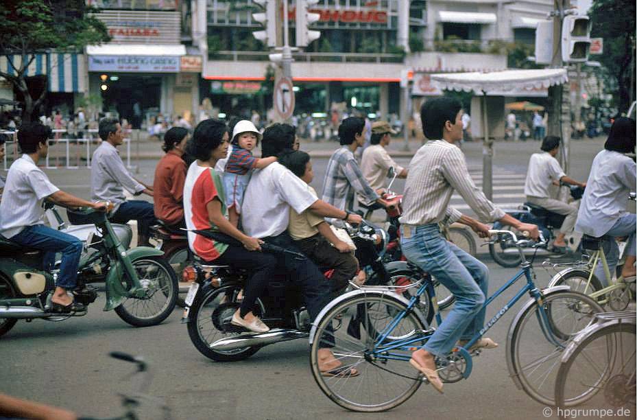 Năm 2 ĐH, tui luôn đọc mục tuyển dụng trên báo coi người ta yêu cầu cái gì để mình rèn luyện, hòng ra trường xin được việc làm tốt. Thấy các công ty lớn đều ghi ứng viên có ít nhất “HAI NĂM KINH NGHIỆM”. Trời ơi, SV vừa ra trường mà 2 năm KN sao có? Nằm suy