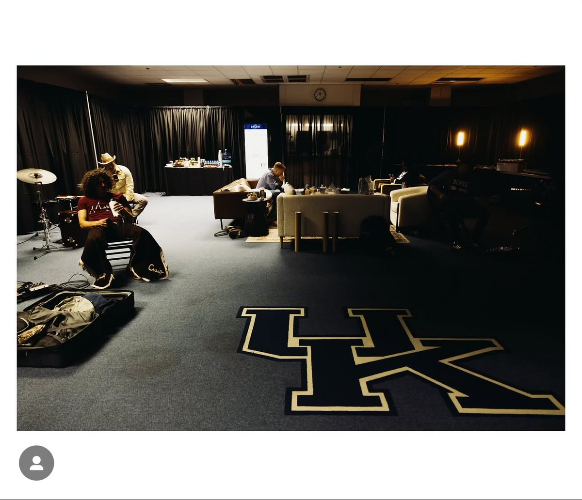 BBN_Commenter's tweet image. This picture of Tyler Childers back stage at Kroger field is badass