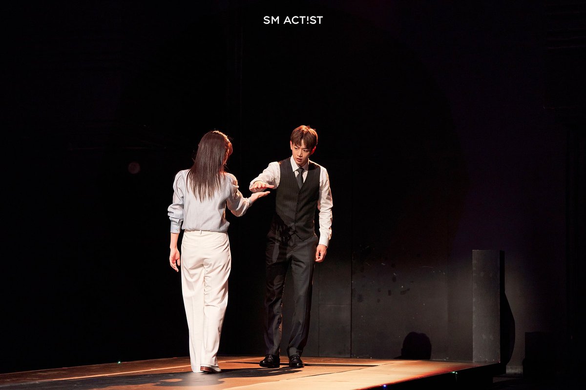 SHINee's tweet photo. 연극 ‘랑데부’ 최민호, 입체적 캐릭터 완벽 소화! 관객 사로잡은 열연
‘기쁨→슬픔’ 감정의 흐름 생생하게 전달
출연 회차 전석 매진 행렬! 2연속 연극 성공적 도전ing

https://t.co/xSH9fGw0m1 

#MINHO #민호 #CHOIMINHO #최민호
#SHINee #샤이니
#연극 #랑데부 #RENDEZVOUS 
#태섭 #TaeSeob https://t.co/SCUlJRuHs1