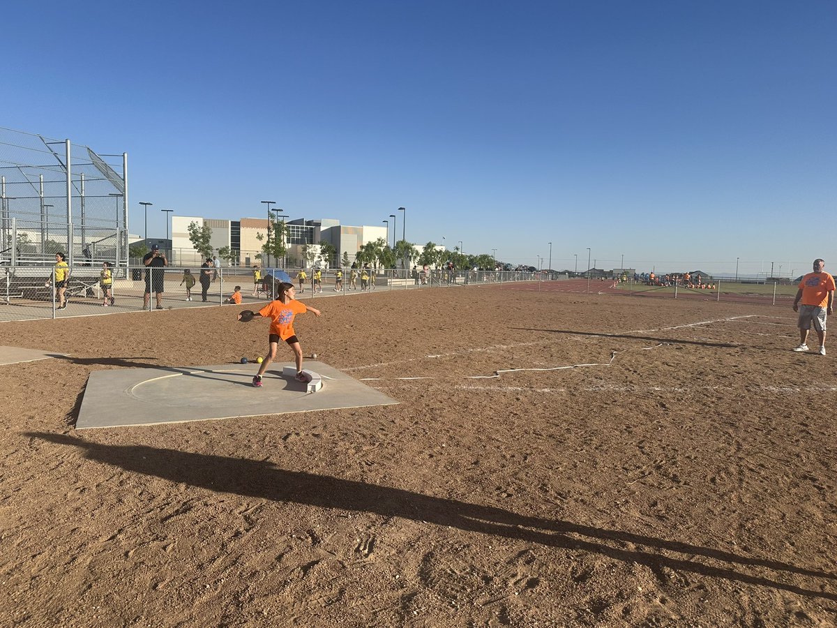 What a blessing it was to see three of my superstar Rattlers doing their thing on the track with the best VSP coach Mr. Patti! 🏃‍♀️ #TeamSISD #RattlersAllIn