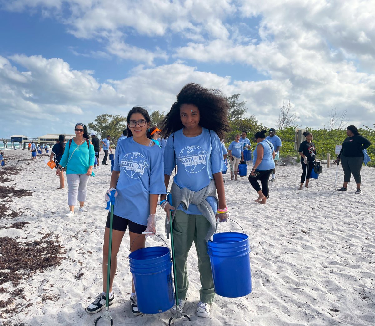 Awesome Olsen joined the City of Dania Beach for the Earth Day Beach Cleanup! Our Viking students proudly helped clean up their community beaches. #makeitmatter <a href="/DaniaBeachFL/">Dania Beach</a> #SeaItLiveItLoveIt