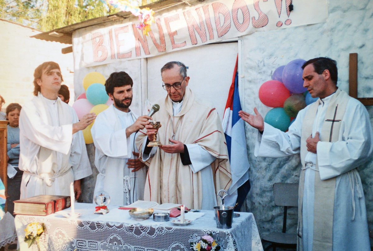 PaisaBarbie's tweet image. En 2013 cuando Francisco fue elegido Papa yo militaba en la 31. Era la típica estudiante de medicina que cuestionaba a la Iglesia desde hacía más de una década. En ese momento los vecinos del fondo festejaron y se alegraron como si algo enorme estuviera sucediendo. Yo no entendía