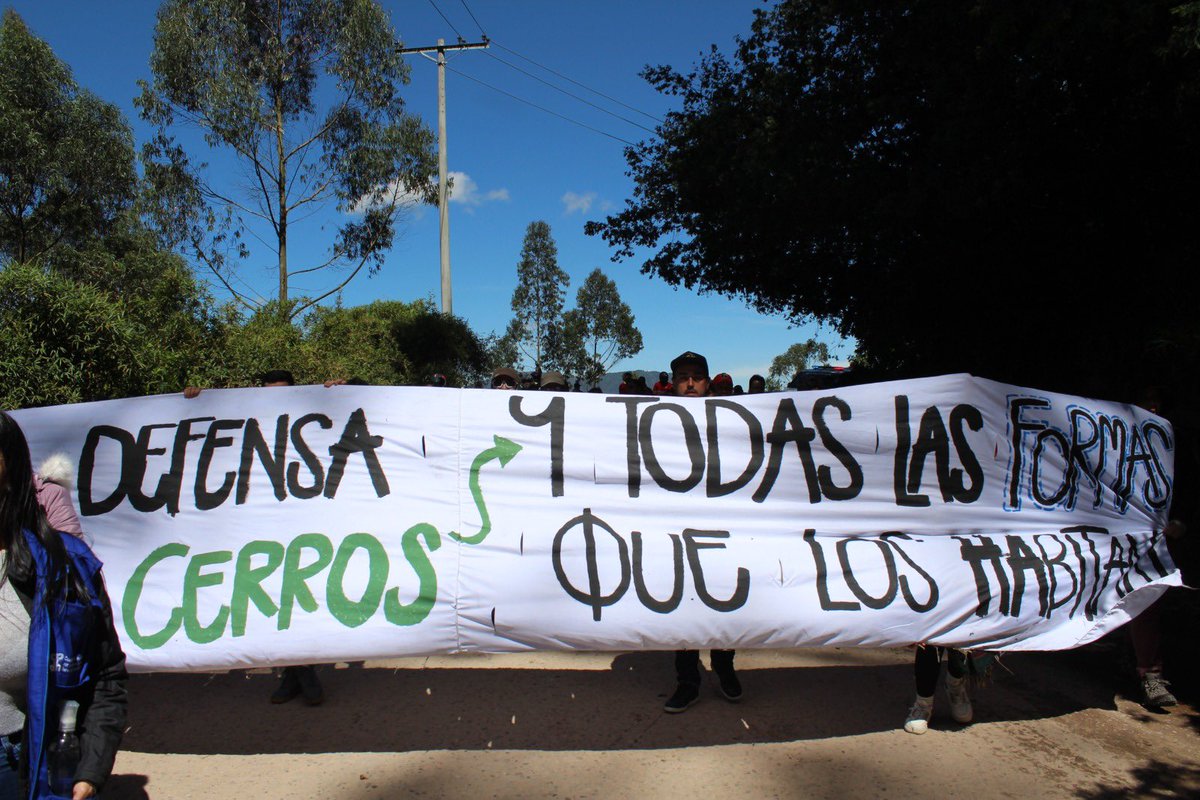El pasado domingo 13 de abril, habitantes de Usme se organizaron para luchar y manifestarse por su hogar, por sus derechos y por los cerros. Saludamos el ejercicio dónde lograron entablar una mesa de diálogo con el distrito y esperemos que puedan reinvdicar sus luchas.✊✊