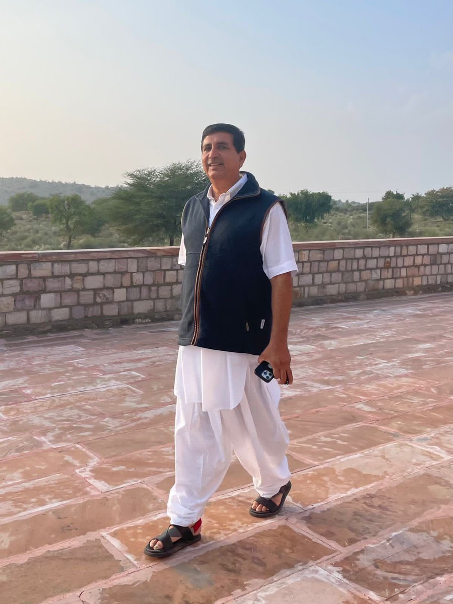 jaat004Ganesh's tweet image. जब जब किसान का बेटा आगे बढ़ता है तब कइयों के पेट मरोड़े चुरू हो जाते हैं परंतु मारवाड़ मैं कहवावत हैं की सोने को कभी काट नहीं लगता !
सत्य परेशान हो सकता है पराजित नहीं हरीश जी तुम संघर्ष करो आम आवाम आपके साथ है !!
#Harishchoudhary