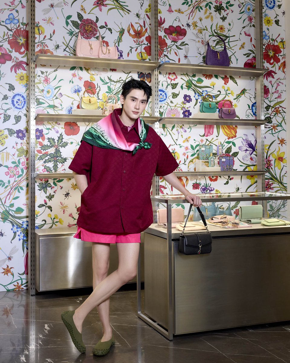 คู่สีคูลมาก! บุ๊ค-กษิดิ์เดช ในลุคโทนสีแปลกตากับแคมเปญ ‘Keep It Gucci: The Art of Silk’ ที่ชวนชาวแอลเมนมาพบกับผ้าพันคอหลากธีมของ Gucci

#ELLEMENThailand 
#Gucci
#GucciTheArtofSilk
#GucciSS25
#kasibook