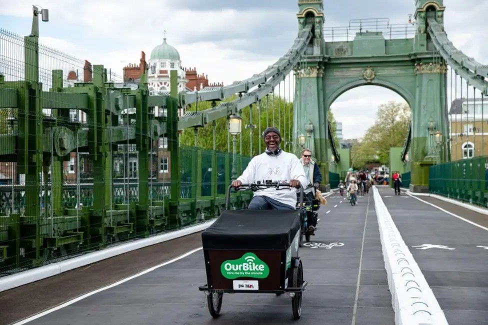 Delighted to see that the Hammersmith Bridge has reopened this weekend - the new cycle lanes look excellent and will give much more space for people walking, wheeling and cycling over the river.

bbc.co.uk/news/articles/…