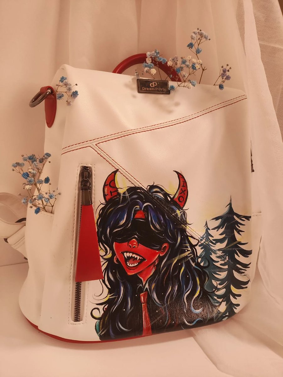 расписывала на заказ такой портфель, персонаж нарисован по рисунку заказчика, очень интересный опыт, могу также расписать и ваш элемент одежды:сумку, футболку, штаны, что угодно
Также рисую и цифровое искусство
Есть группа в вк  vk.com/club219184487