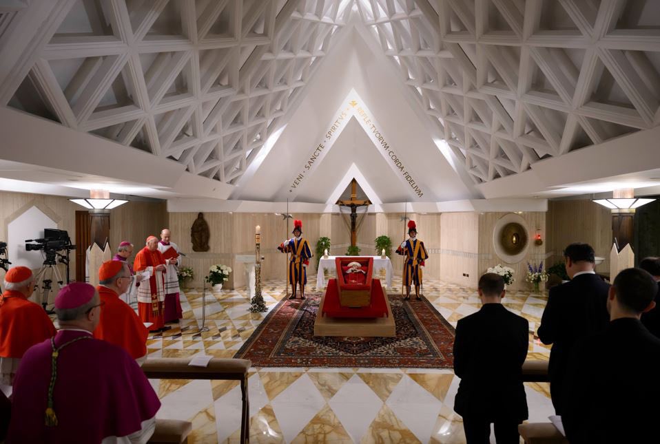 La dépouille  du #PapeFrancois  est exposée dans la chapelle de la maison Sainte Marthe, avec un piquet d’honneur de la garde suisse.
Les membres de la Curie et les collaborateurs du Pape viennent y prier📷 Vatican Media