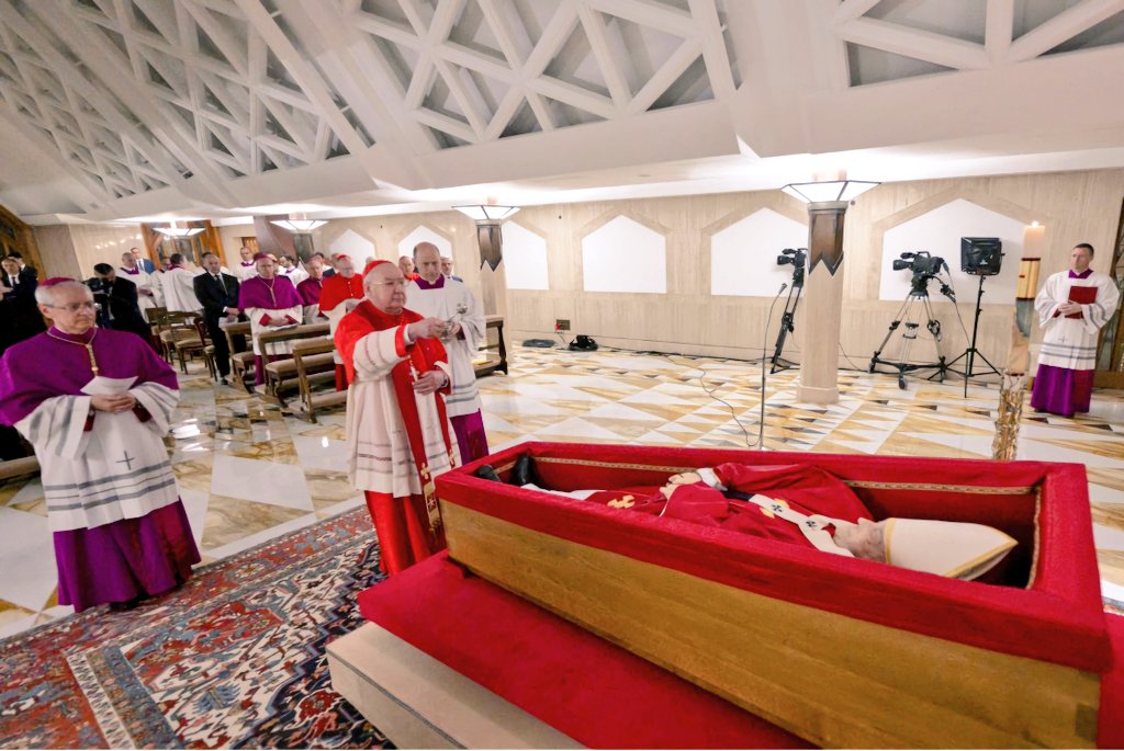 JesusNavarro's tweet photo. Primeras imágenes del cuerpo del #PapaFrancisco #Papa tras su muerte. https://t.co/9QT3PsiDEj