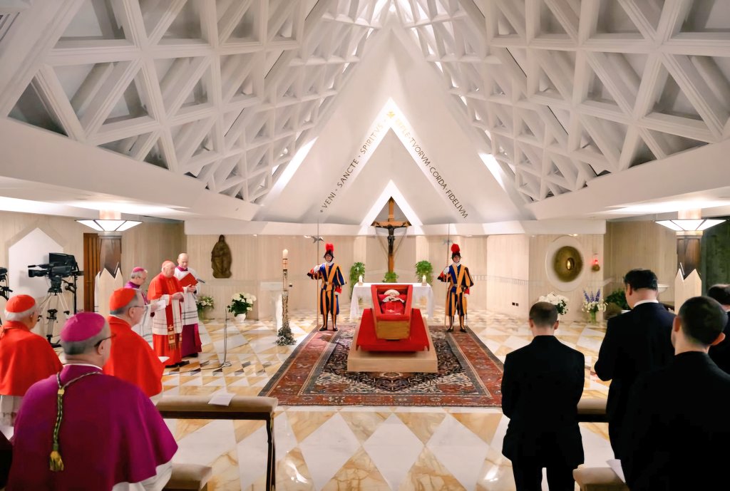 Primeras imágenes del cuerpo del #PapaFrancisco #Papa tras su muerte.