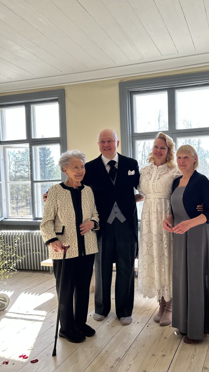 Rakkaus on lahja. 
Menimme pääsiäisenä naimisiin perhepiirissä, villasukissa. 
Sanna &amp; Marko 
📷 Akola, Ii.