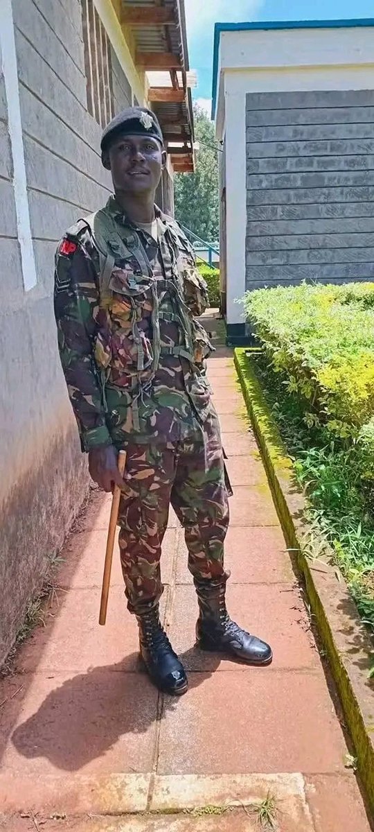 derrick_charles's tweet image. This man is Willington Kimutai Kipyegon. He has been arrested for impersonating KDF officers and even was staying within the camp at Embakasi Barracks. 

Placing the finger on the trigger even when posing for the photo lazima ndio imemuuza 😂😅