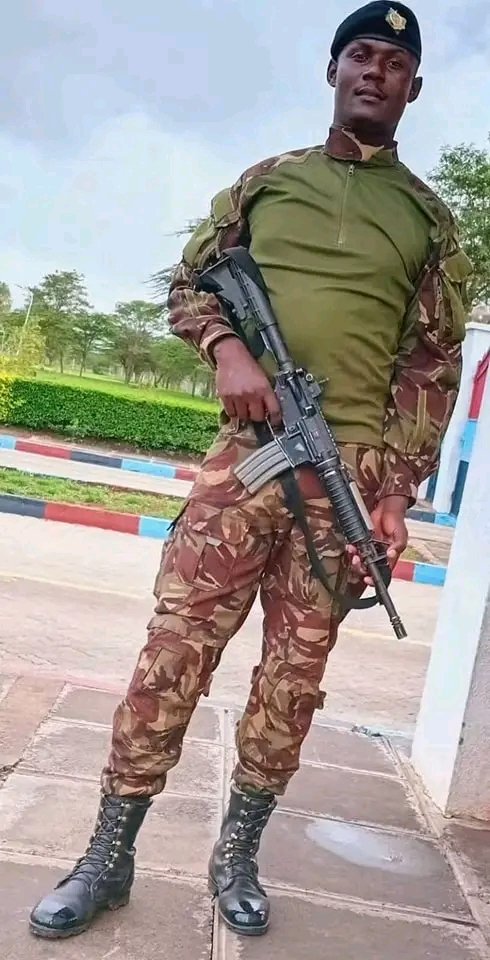 derrick_charles's tweet image. This man is Willington Kimutai Kipyegon. He has been arrested for impersonating KDF officers and even was staying within the camp at Embakasi Barracks. 

Placing the finger on the trigger even when posing for the photo lazima ndio imemuuza 😂😅