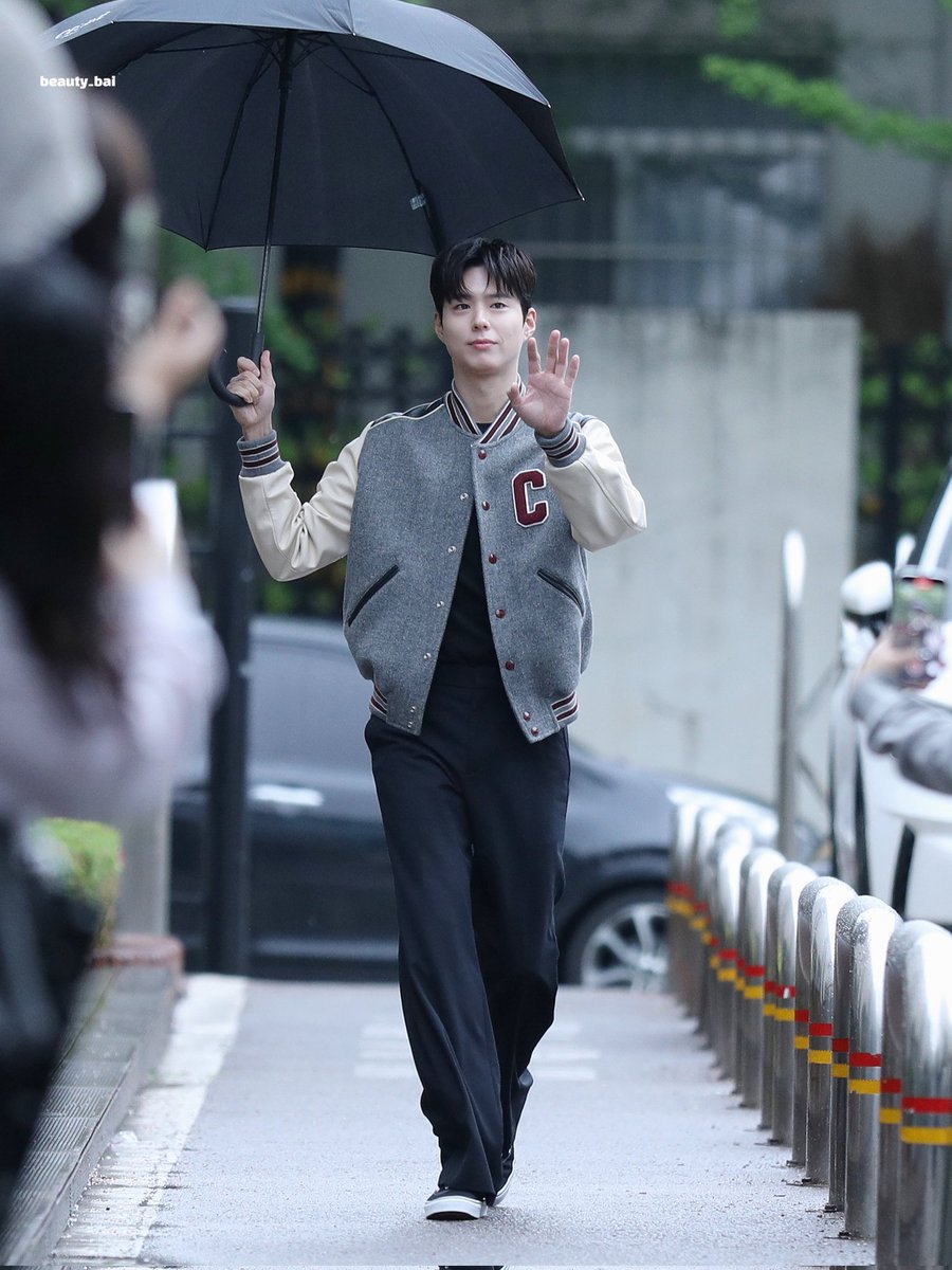 beauty_bai's tweet photo. 202504022 #더시즌즈 #박보검의칸타빌레

출근길

전혀 그칠것 같지 않았던 비가
@BOGUMMY 이 오니 뚝 그쳤다🥰😍🤩

#박보검 #parkbogum https://t.co/UhK1ZfXQRb