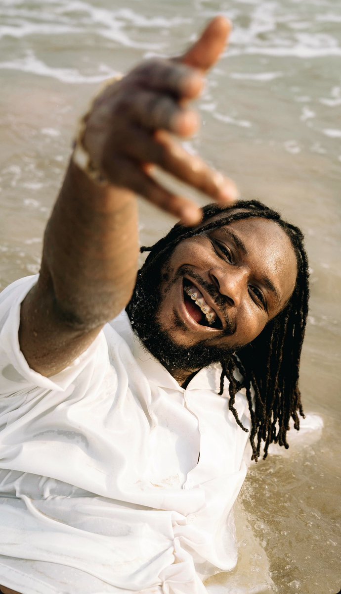 rebel_firstborn's tweet image. Gratitude 🙏 official Visualizer out on YouTube. Keep streaming 😆 #RMF REBELS #REBELMUSICFAMILY #Gratitude