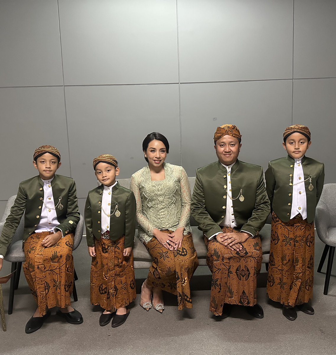 ninOnod's tweet photo. Random Family Pictures #nugrahadi https://t.co/O4UCzGcqux