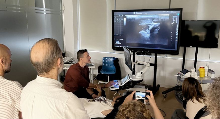 RecuperateBien's tweet image. 🩺 Formación en #ElectrólisisPercutánea con @RecuperateBien

Alberto García Godino forma a fisioterapeutas de Asepeyo en una técnica clave para tratar lesiones tendinosas y musculares con precisión, seguridad y eficacia: recuperatebien.com/noticias/elect…
Cita Previa: 📞 636 389 546