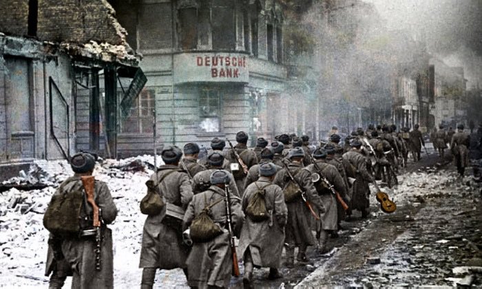 El 22 de abril de 1945, el Ejército Rojo entra en Berlín tras una gran ofensiva que comenzó el 16. 
Diez días después de la entrada de las tropas soviéticas, los nazis dieron por rendida, finalmente, la ciudad.