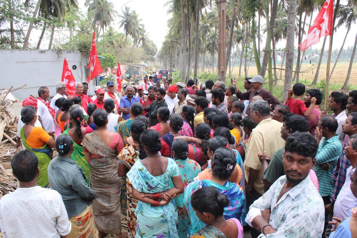 vsrcpm's tweet photo. పశ్చిమ గోదావరి జిల్లా పాలకోడేరు మండలం పాలకోడేరు గ్రామం ASR నగర్ లో నివాసం ఉంటున్న పేదల ఇళ్ళను కూల్చివేసిన ప్రాంతంలో పర్యటన...
#vsrcpim #vsrcpm #CPIMAP #vsrinivasarao #AndhraPradesh #CPM #VSR #westgodavari #westgodavaridistrict #palakoderu #bhimavaram https://t.co/xkJeageJr6