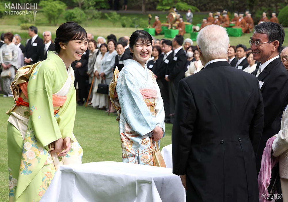 赤坂御苑で開催された春の園遊会。今年は新たな「おもてなしの形」で開