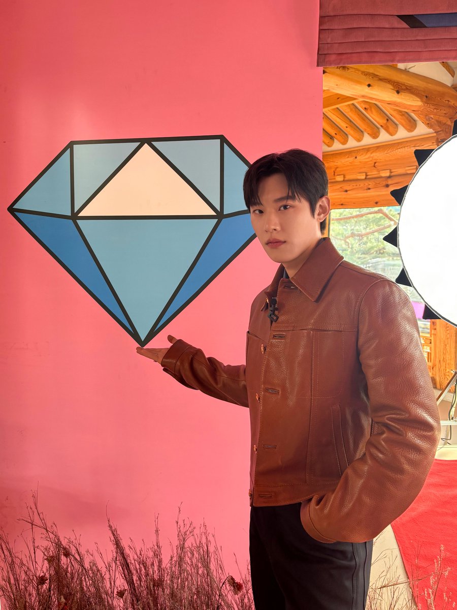 storyjcompany's tweet photo. [#📸]
성철 배우 없는데 반짝이는 거요? 
그건 그냥 조명입니다 💡💎
오늘(29일, 화) 오후 6시 30분 '홍석천의 보석함' 시즌3에서 만나요:)

#김성철 #KimSungCheol 
#영화 #파과 #THEOLDWOMANWITHTHEKNIFE #투우
#유튜브 #홍석천의보석함 #비하인드
#스토리제이컴퍼니 #Storyjcompany https://t.co/B9xUemhsqi