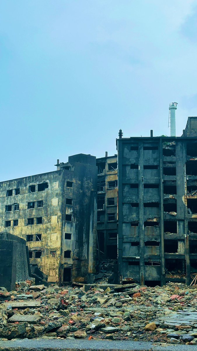 SIM探検ではなく島探検
端島31号棟、30号棟(108歳)