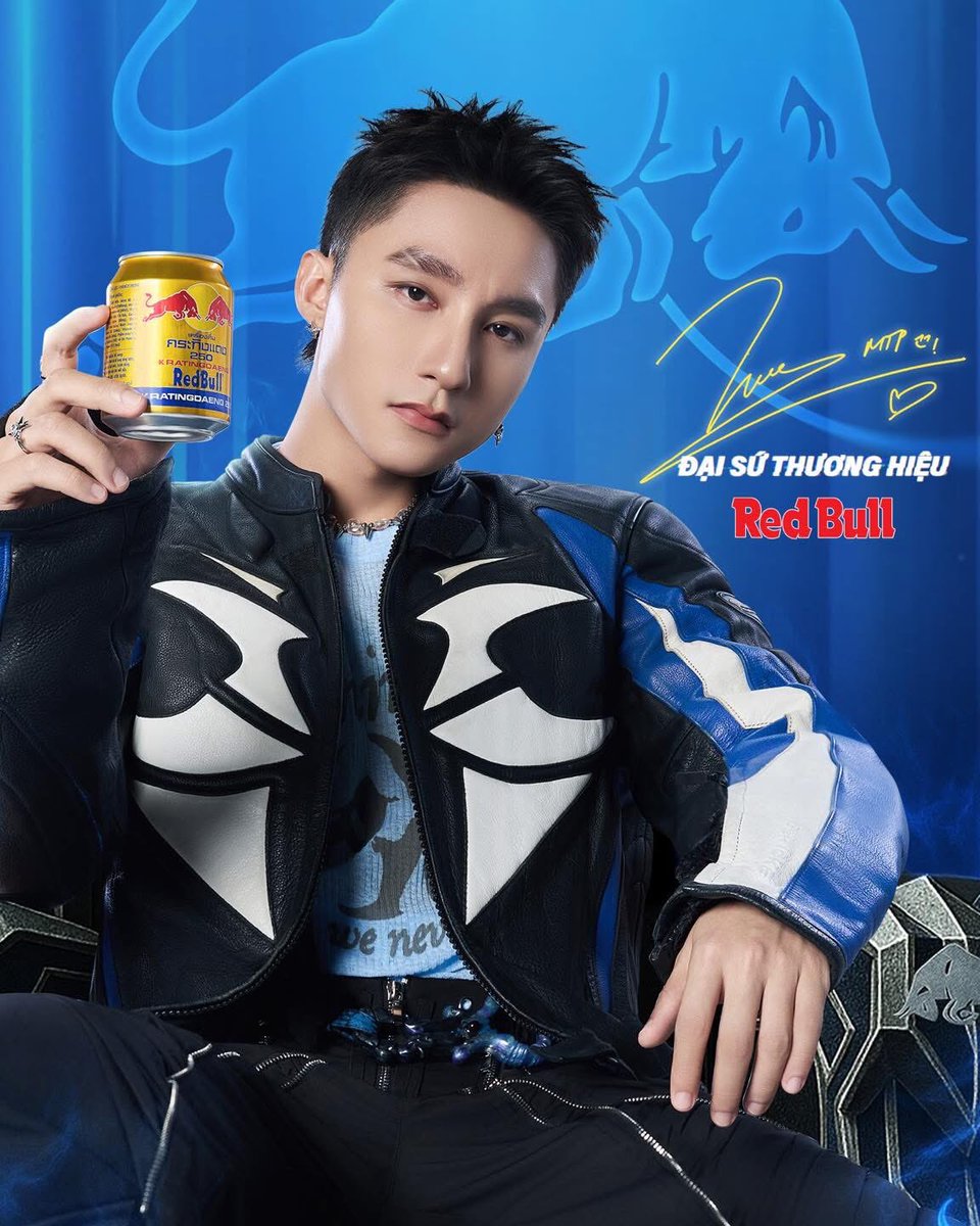 MTPGlobalUnion's tweet photo. [@sontungmtp777 FB UPDATE]

“🤙🏼Tùng got the call from Red Bull😎 for a new role: RED BULL BRAND AMBASSADOR IN VIETNAM!💥
Now it’s your turn, hyped-up bros, grab a Red Bull – fuel that fearless vibe and smash every goal with Tùng!”

#RedBull #RedBullxSonTungMTP
#SonTungMTP #SKYMTP https://t.co/7MsE25I3S7