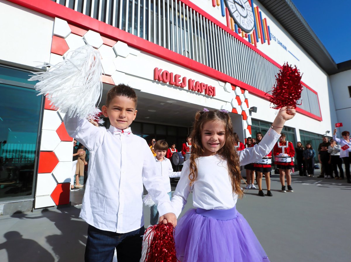🎉 #23Nisan Ulusal Egemenlik ve Çocuk Bayramı Kutlama Haftası etkinlikleri kapsamında, İlkokul 1. sınıf öğrencilerimiz sahnedeydi! 
🎈 Renkli kostümleriyle göz kamaştıran miniklerimiz, coşku dolu gösterileriyle izleyenlere unutulmaz anlar yaşattı. 
🇹🇷 Gazi Mustafa Kemal
