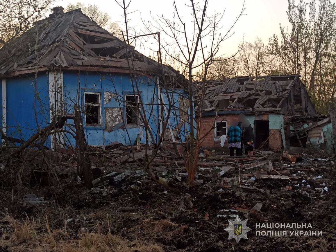 22 квітня. Сумщина. Уночі та зранку росіяни здійснили 57 обстрілів 9 громад області. Зафіксовано 114 вибухів з мінометів (24), FPV-дронів (6), скидання ВОГ з БПЛА (7), артилерії (41), КАБ (35), БПЛА (1).

У Білопільській громаді поранено 1 людину. Є руйнування в 4 громадах.