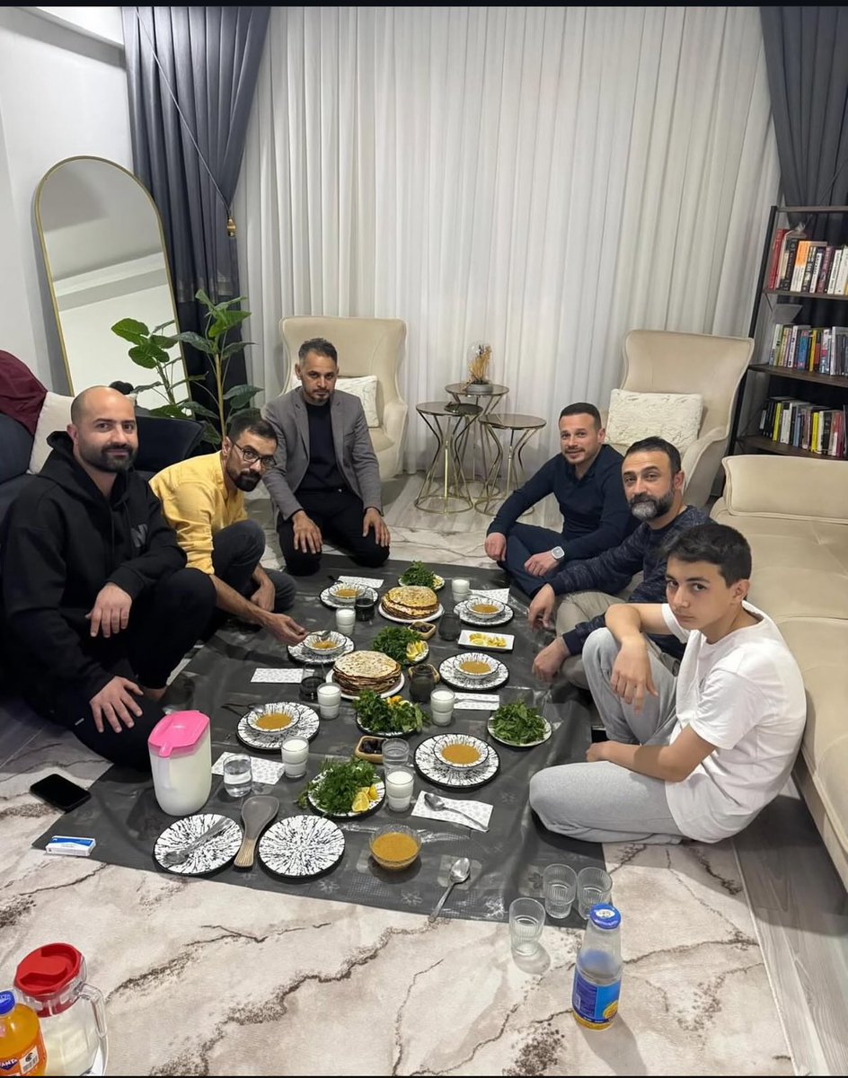 Bazı yöneticiler var, halkın arasına karışmaz…
Bazıları da halkın ta kendisidir.
Reyhanlı’da yönetenle yönetilen arasında mesafe yok, sadece muhabbet var.