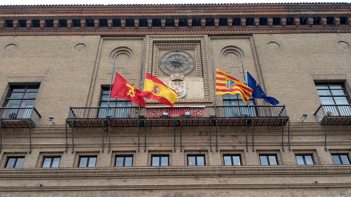 Las banderas de nuestra Casa Consistorial ondean a media asta desde la pasada madrugada con motivo de los tres días de luto por el fallecimiento de Su Santidad el Papa Francisco, y en señal de condolencia.
