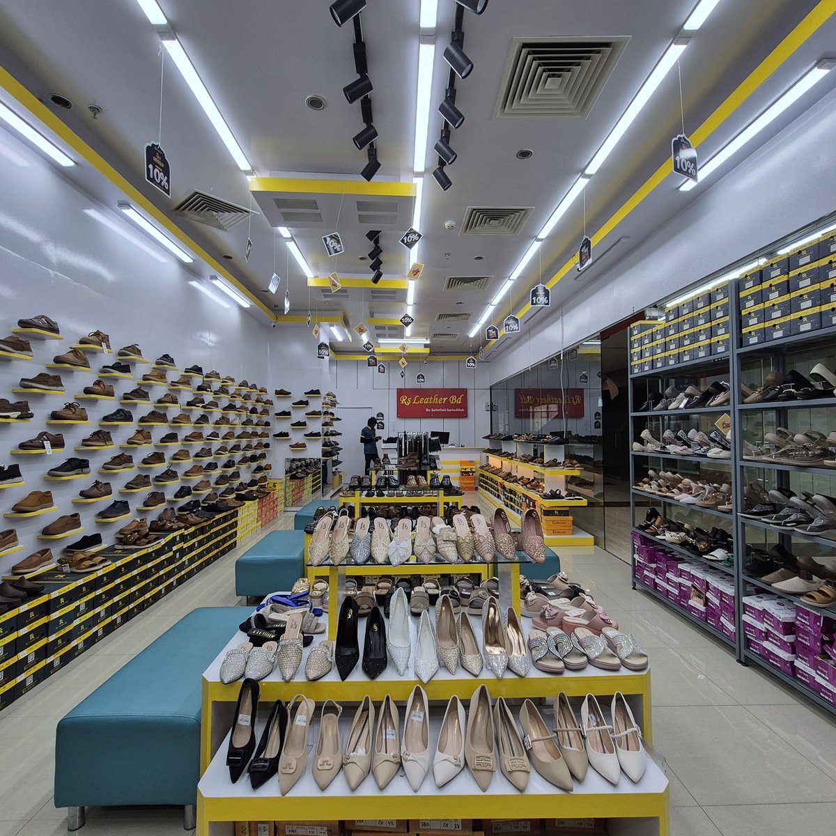 JFPshoppingmall's tweet image. নতুন পথে চলার শুরু হোক স্টাইলিশ জুতায়! যমুনা ফিউচার পার্কে আপনার পছন্দের সব ফুটওয়্যার এখন এক ছাদের নিচে – আরাম, ফ্যাশন আর ট্রেন্ড, আর কি দরকার?

#JamunaFuturePark #FootwearFever #StepUpInStyle #ShoeGoals #TrendySteps #BanglaFashion #WalkWithStyle