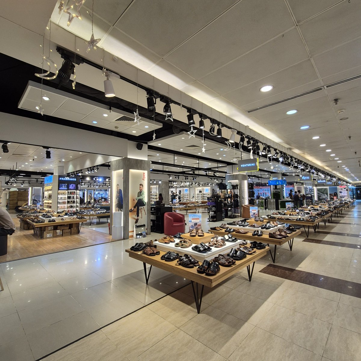 JFPshoppingmall's tweet image. নতুন পথে চলার শুরু হোক স্টাইলিশ জুতায়! যমুনা ফিউচার পার্কে আপনার পছন্দের সব ফুটওয়্যার এখন এক ছাদের নিচে – আরাম, ফ্যাশন আর ট্রেন্ড, আর কি দরকার?

#JamunaFuturePark #FootwearFever #StepUpInStyle #ShoeGoals #TrendySteps #BanglaFashion #WalkWithStyle