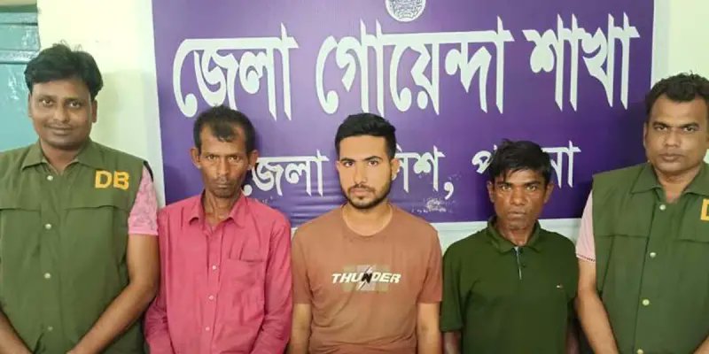 পাবনায় ডিবি পুলিশের অভিযানে অস্ত্র-গুলি ও মাদক জব্দ, আটক ৪