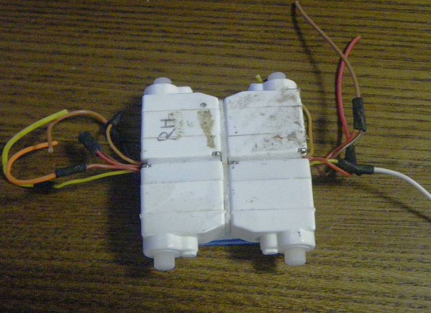 yamame61012288's tweet image. 小型サーボがまだ余っているので、robo-takaoさんのNX22っぽいものを作ってみる。両面テープを使って、サーボ４本脚を構成。
#NX22 #M5Atom