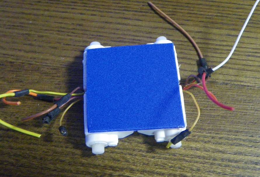 yamame61012288's tweet image. 小型サーボがまだ余っているので、robo-takaoさんのNX22っぽいものを作ってみる。両面テープを使って、サーボ４本脚を構成。
#NX22 #M5Atom