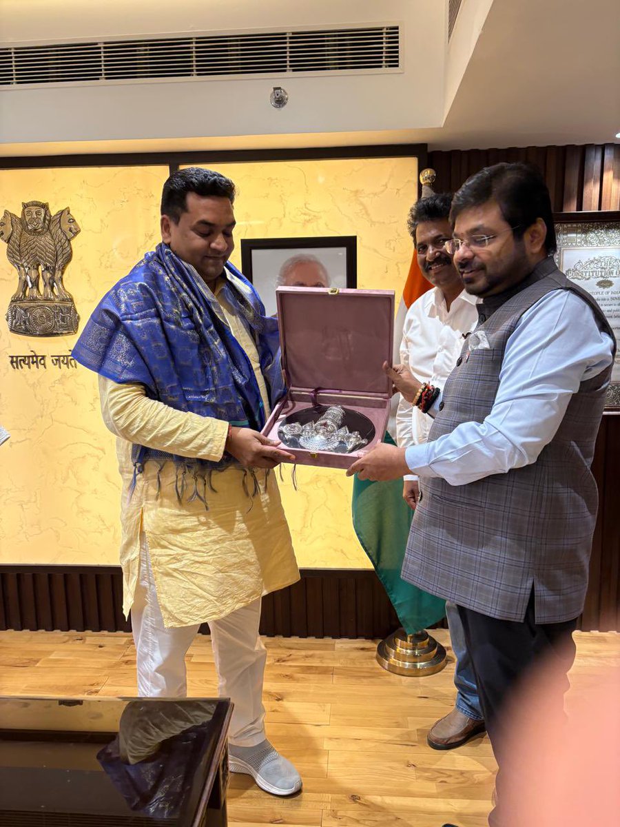 AbhishekOfficl's tweet image. One of the fiercest voices of Hindutva and now the face of Delhi’s development — it’s always a pleasure to meet @KapilMishra_IND Ji.

I still remember his unwavering support during the release of #Karthikeya2. Since then, it feels like family.

Under his leadership, Delhi’s art,…